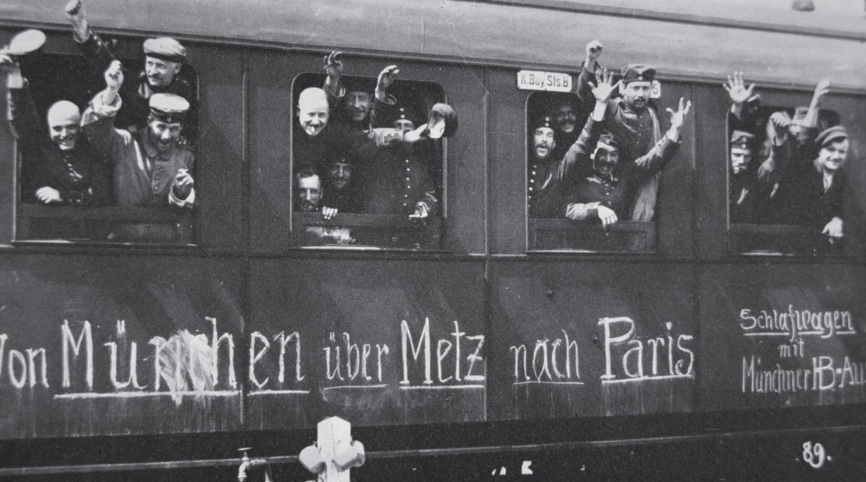 Tyska trupper från första världskriget ger sig av till fronten i en järnvägsvagn med meddelandet "Från München via Metz till Paris", september 1914 (s/v foto) av Photographer German