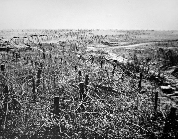 WWI taggtrådsförsvar av tyska Beaurevoir-positionen, en del av Hindenburglinjen av Photographer German