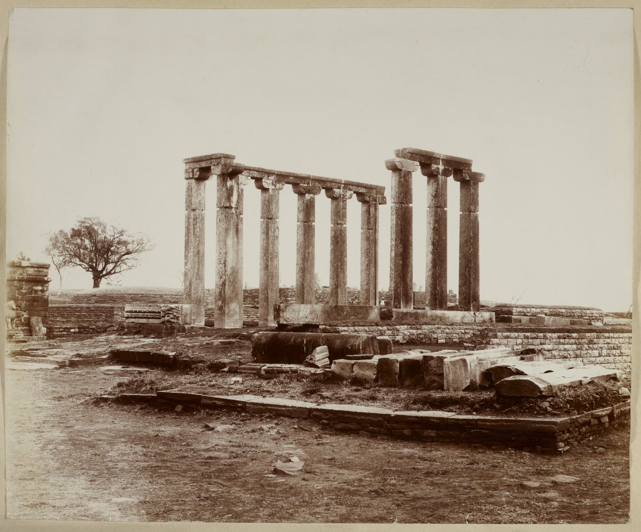 Sanchi, tempel 18, allmän vy från nordväst av Photographer Indian