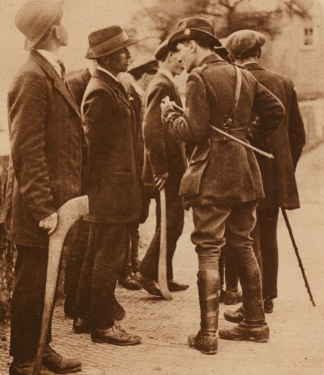 Sinn Fein-officer och rekryter, Irland (svartvitt foto) av Photographer Irish
