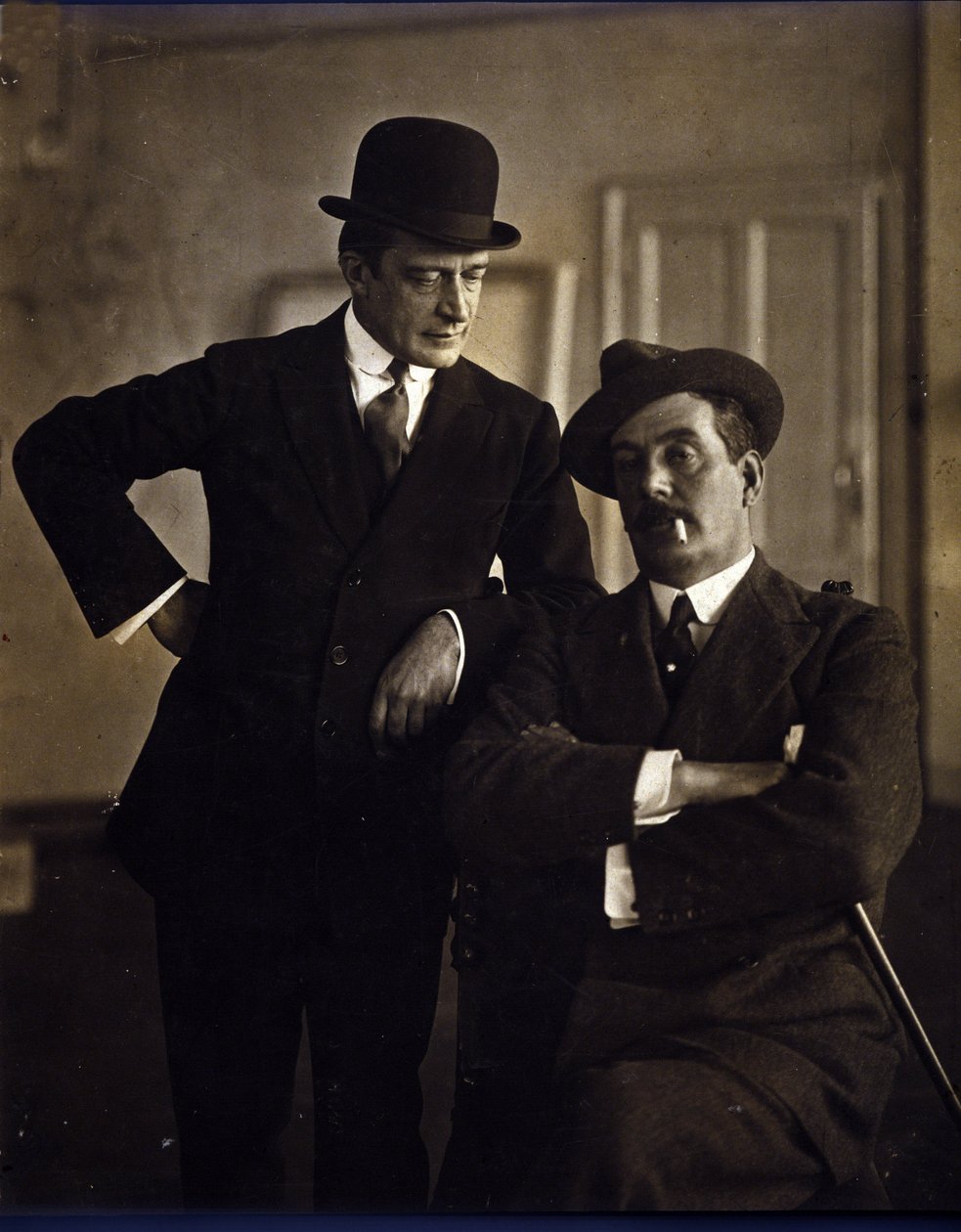 Kompositören Giacomo Puccini (1858-1924) och musikförläggaren Tito Ricordi II (1865-1933). av Photographer Italian