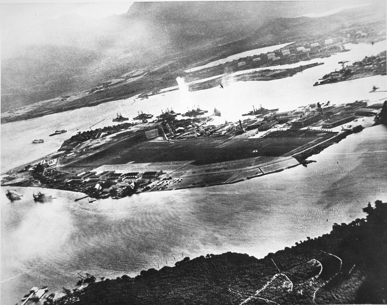 Flygfoto över Ford Island och Battleship Row, Pearl Harbor, 7 december 1941 (s/v foto) av Photographer Japanese