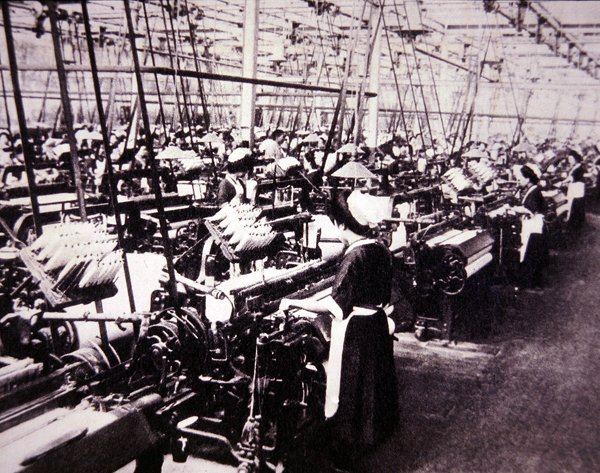 Japansk bomullsindustri: kvinnor som arbetar med Toyoda-vävstolarna, ca 1920 (s/v-foto) av Photographer Japanese
