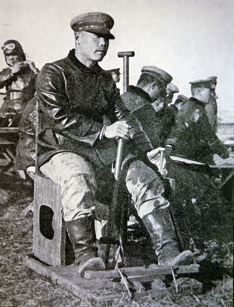 Japanska piloter i grundutbildning, med hjälp av träjoystick, roderstång och gasreglage av Photographer Japanese
