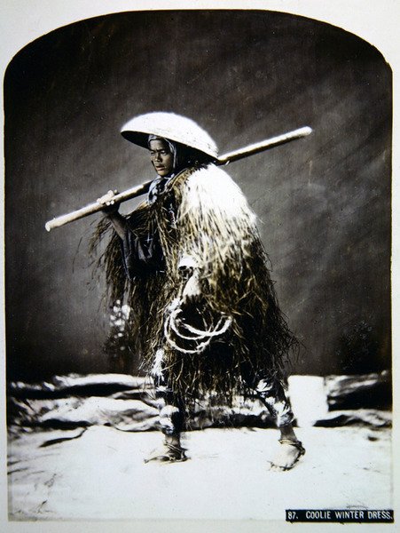 Japansk bärare i vinterkläder, ca 1900 (färgfoto) av Photographer Japanese