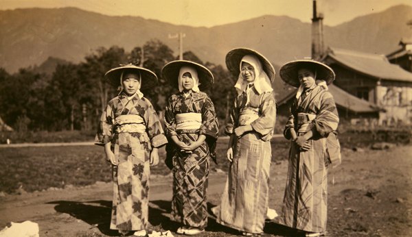 Japanska kvinnor i traditionell klädsel av Photographer Japanese