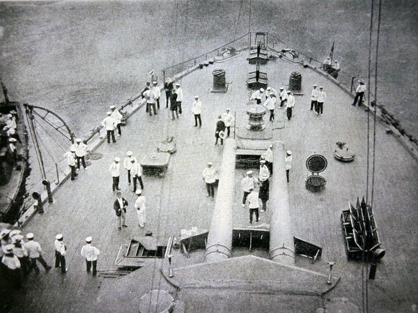 Fördäcket på "Mikasa", Japans största krigsfartyg och flaggskepp av Admiral Togo (s/v foto) av Photographer Japanese