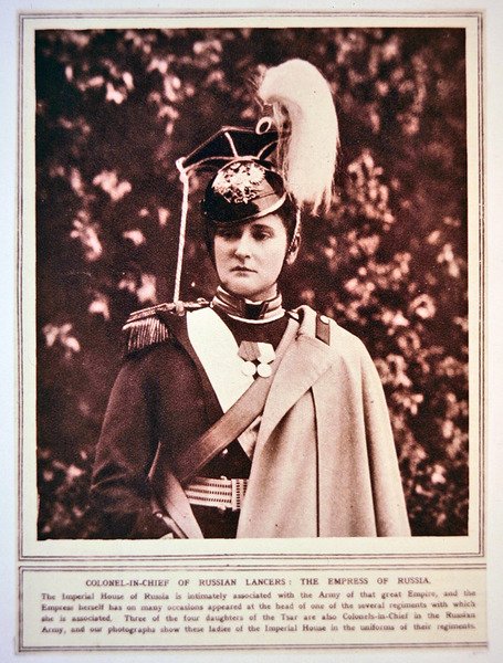 Kejsarinnan av Ryssland i uniformen av den överste för de ryska lanserna av Photographer Russian