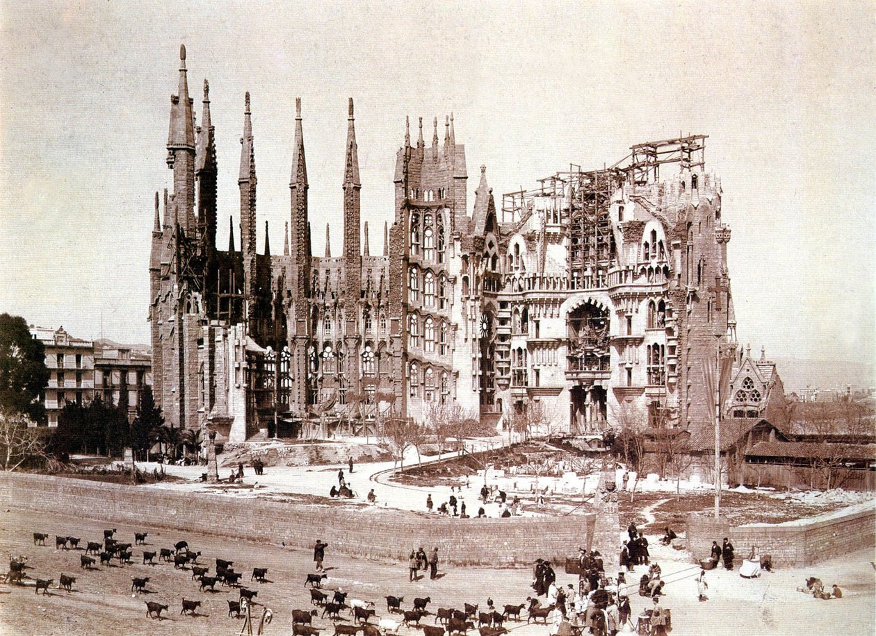 Utsikt över Sagrada Familia, Barcelona, ca 1900 (s/v foto) av Photographer Spanish