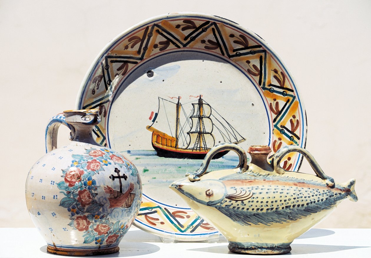 Artefakter som visas på Museum of Vietrisi Ceramics, Vietri sul Mare, Kampanien, Italien av Blaise Nicolas Le Sueur