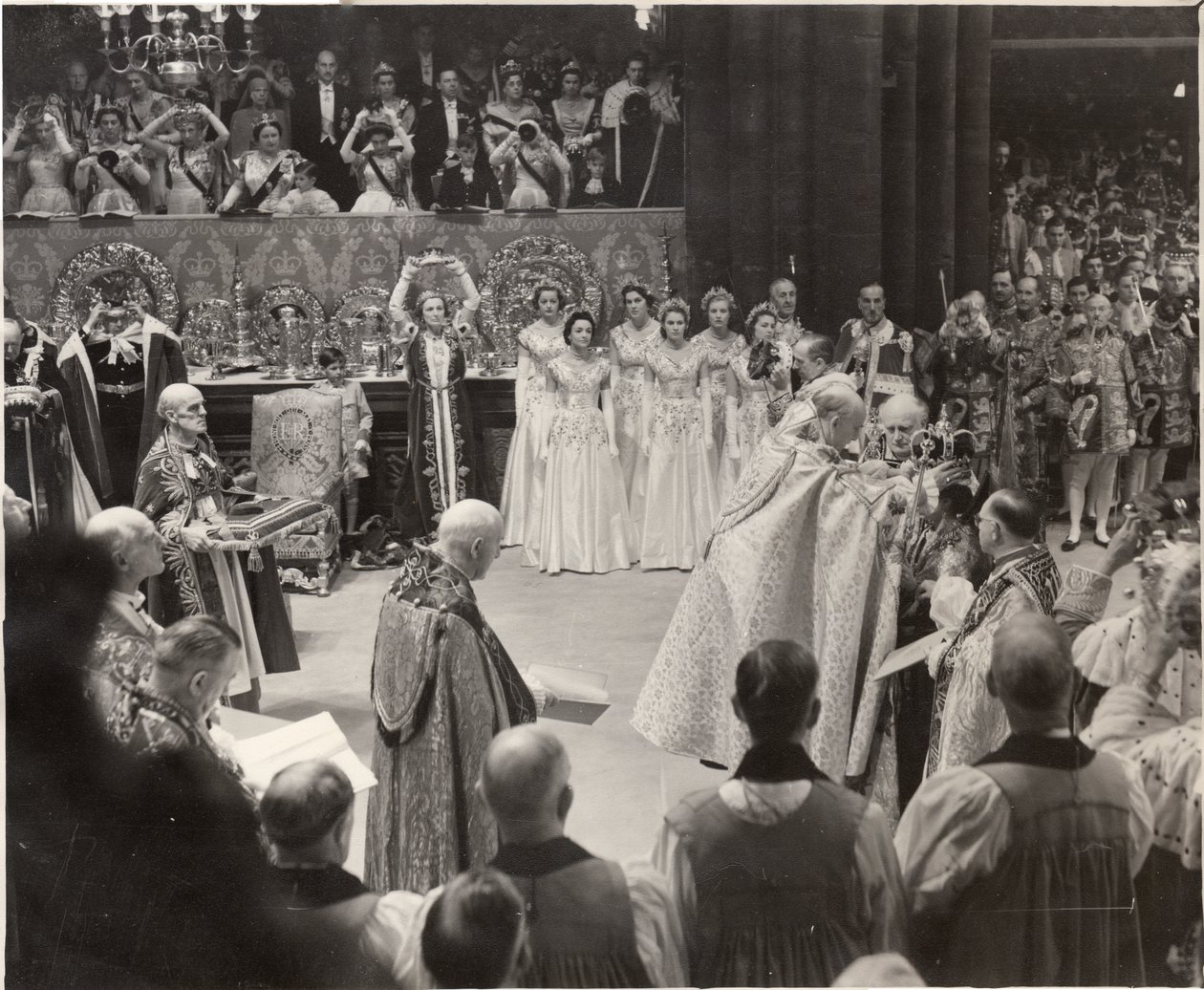 Hertiginnan Mary, med sin krona i luften och hyllar drottning Elizabeth II vid kröningen av Blaise Nicolas Le Sueur