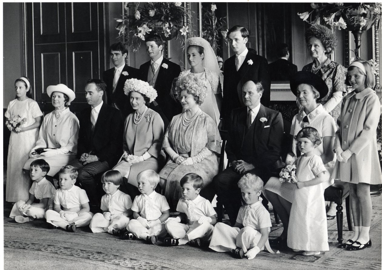 Gruppbröllopsfotografi av Lord Hartington och Amanda med HM drottningen och drottningmodern, 28 juni 1967 (s/v foto) av Blaise Nicolas Le Sueur