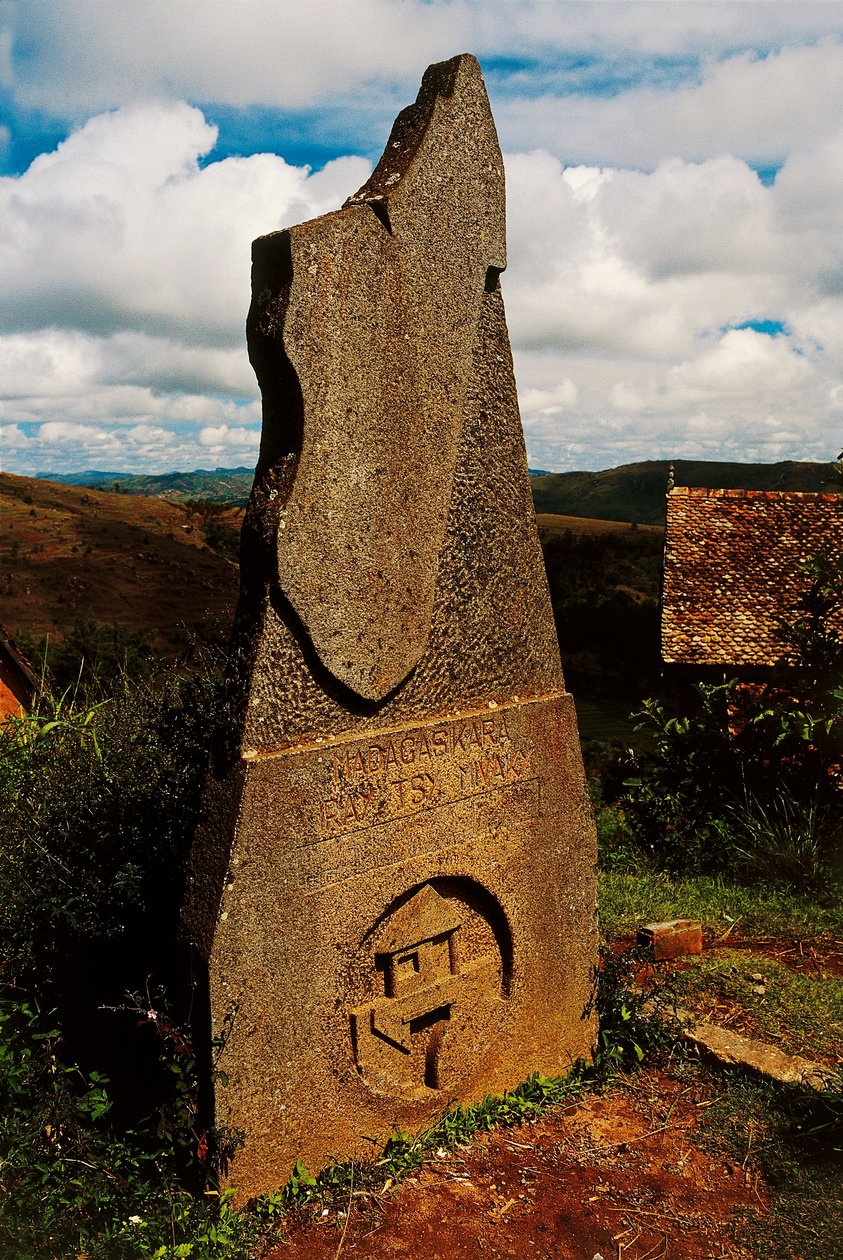 Stele föreställande Madagaskar, Ambohimanga, Madagaskar av Blaise Nicolas Le Sueur