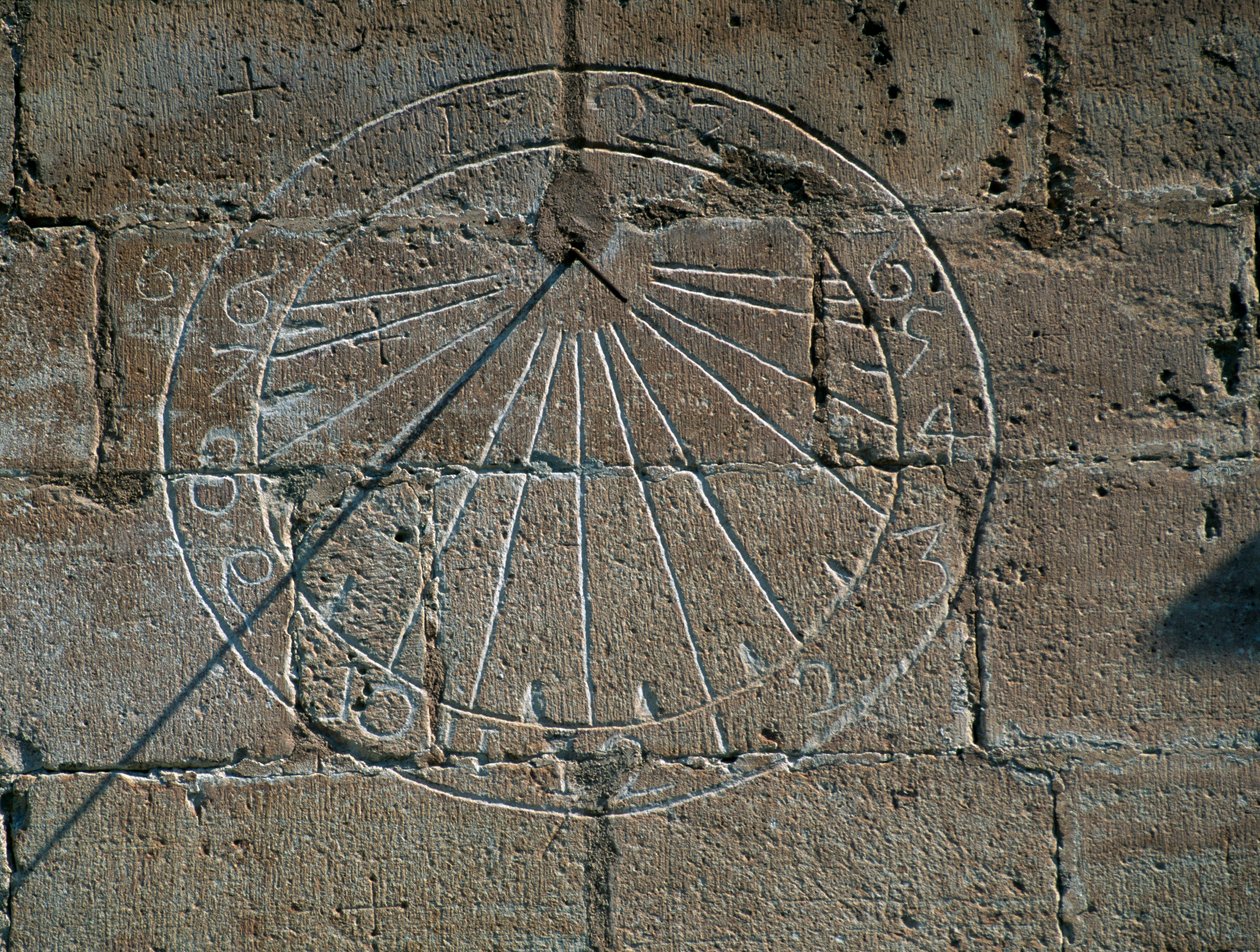 Solur, detalj från kyrkan Santa Maria la Major, Montblanc, Katalonien. Detalj. Spanien av Blaise Nicolas Le Sueur