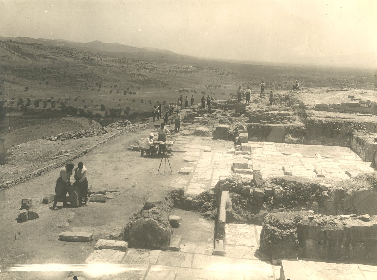 Vy över utgrävningarna av Phaistos-palatset, italiensk arkeologisk mission ledd av Luigi Pernier och Federico Halbherr, Kreta, Grekland av Blaise Nicolas Le Sueur