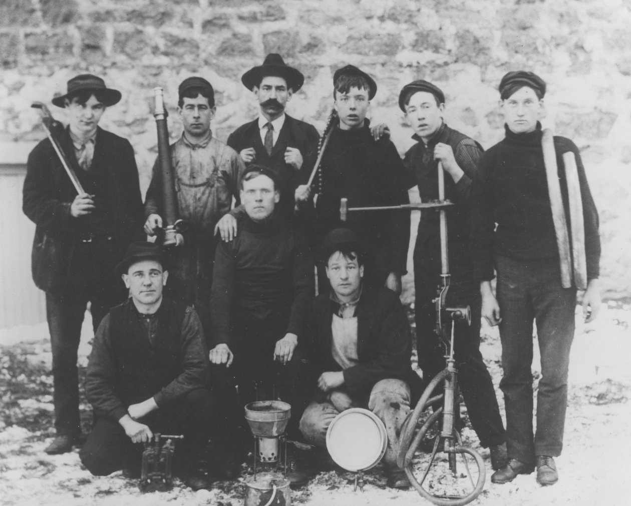 W. F. Lynch and pipefitter group, 1905 av Pierre A. Gentieu