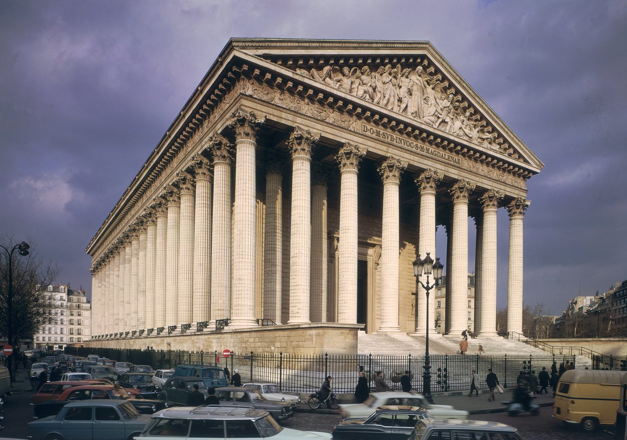 Utsikt över fasaden på La Madeleine, byggd 1806-42 av Pierre Alexandre Vignon