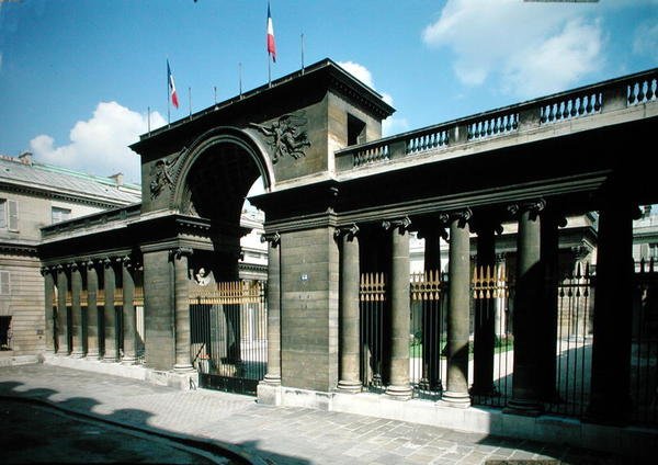 Utsikt över ingången till Hotel de Salm, Palais de la Legion dHonneur, byggt 1782-87 av Pierre II Rousseau