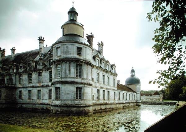 Utsikt över fasaden från trädgården, byggd 1642-50 av Pierre Le Muet