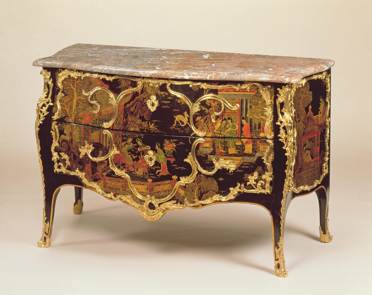 En Louis XV Commode, c.1745 (trä med ormolu-monterad svart, guld och polykrom lack) (se även 222379) av Pierre Roussel