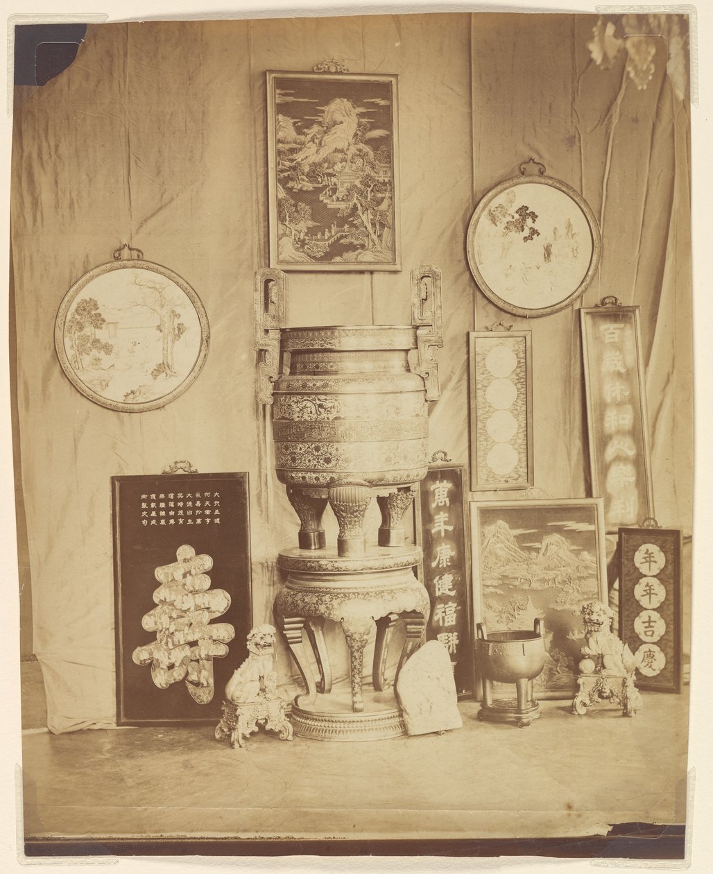 Konstföremål från sommarpalatsen, Peking, 1861-63 av Pierre Ambroise Richebourg