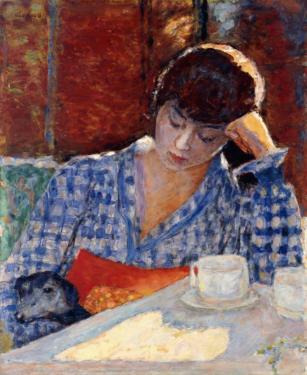 Kvinna lutad på sin armbåge med en hund och ett stilleben av Pierre Bonnard