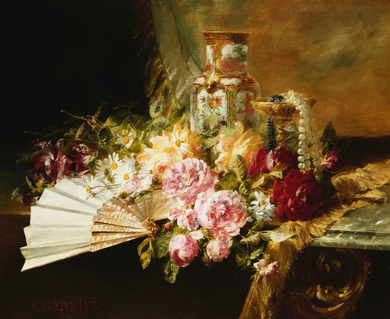 En fläkt med rosor, tusenskönor och en Famille Rose Vas på ett draperat bord av Pierre Garnier