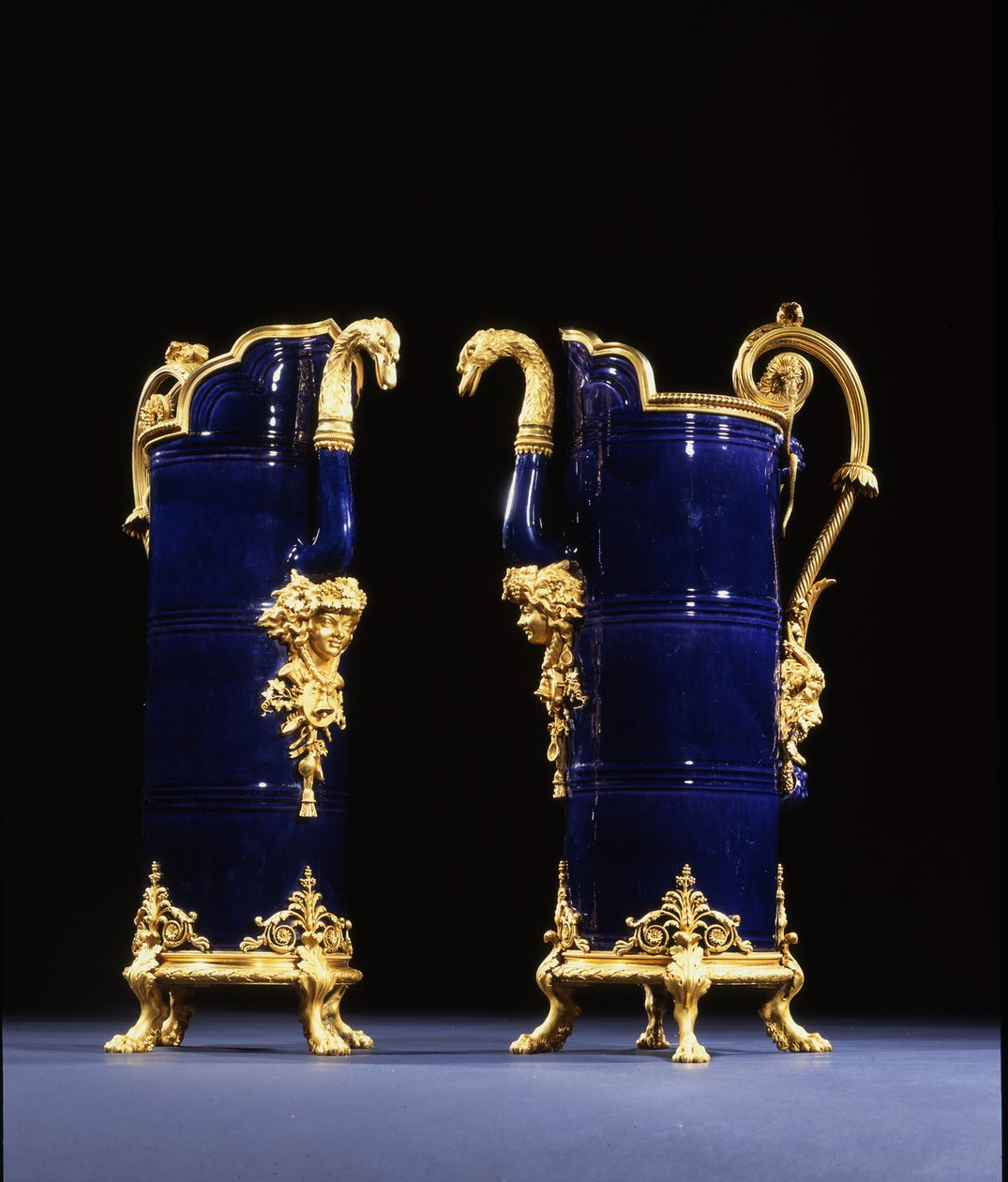 Två kannor, ca 1767 (porslin med bronskant) av Pierre Gouthière