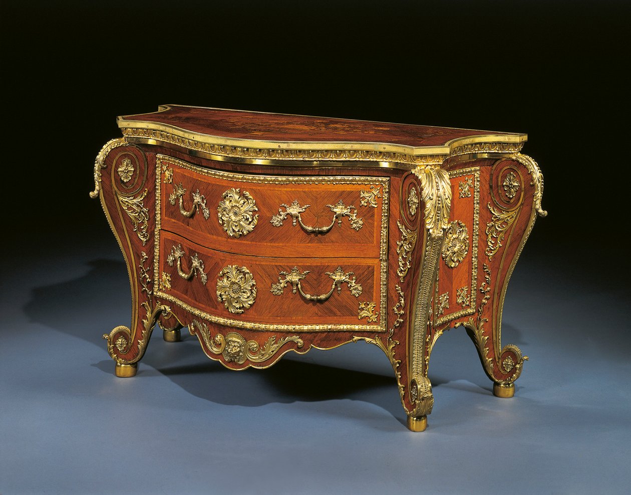 George III bombe commode, ca 1760-65 (rosenträ, fruktträ och intarsia) av Pierre Langlois