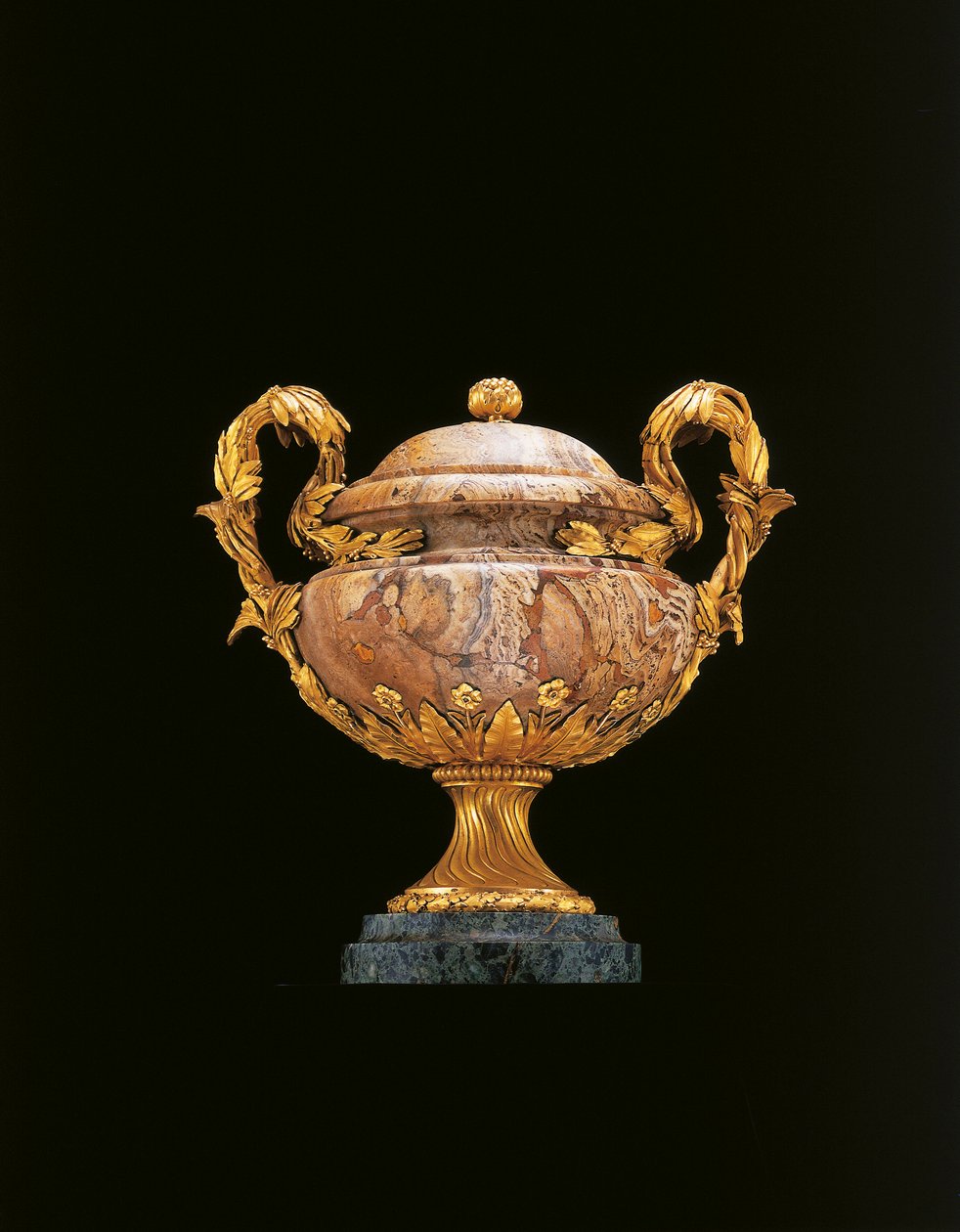 En av ett par Louis XIV egyptiska vaser, 1770-75 av Pierre Langlois
