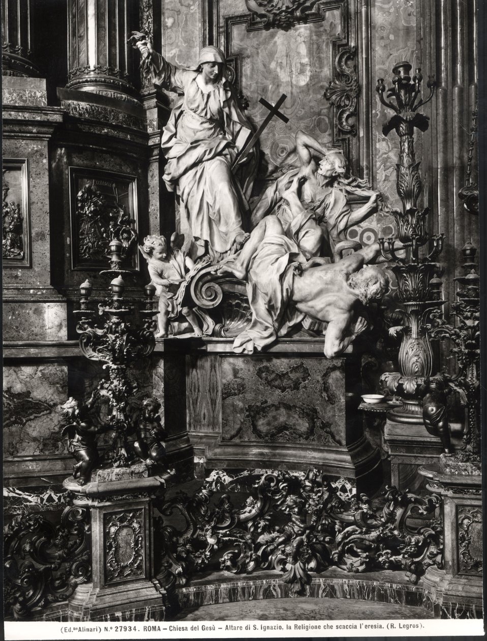 St. Ignatius av Loyolas altare, detalj om den katolska sanningens seger över kätteri (marmor) (s/v foto) av Pierre Legros