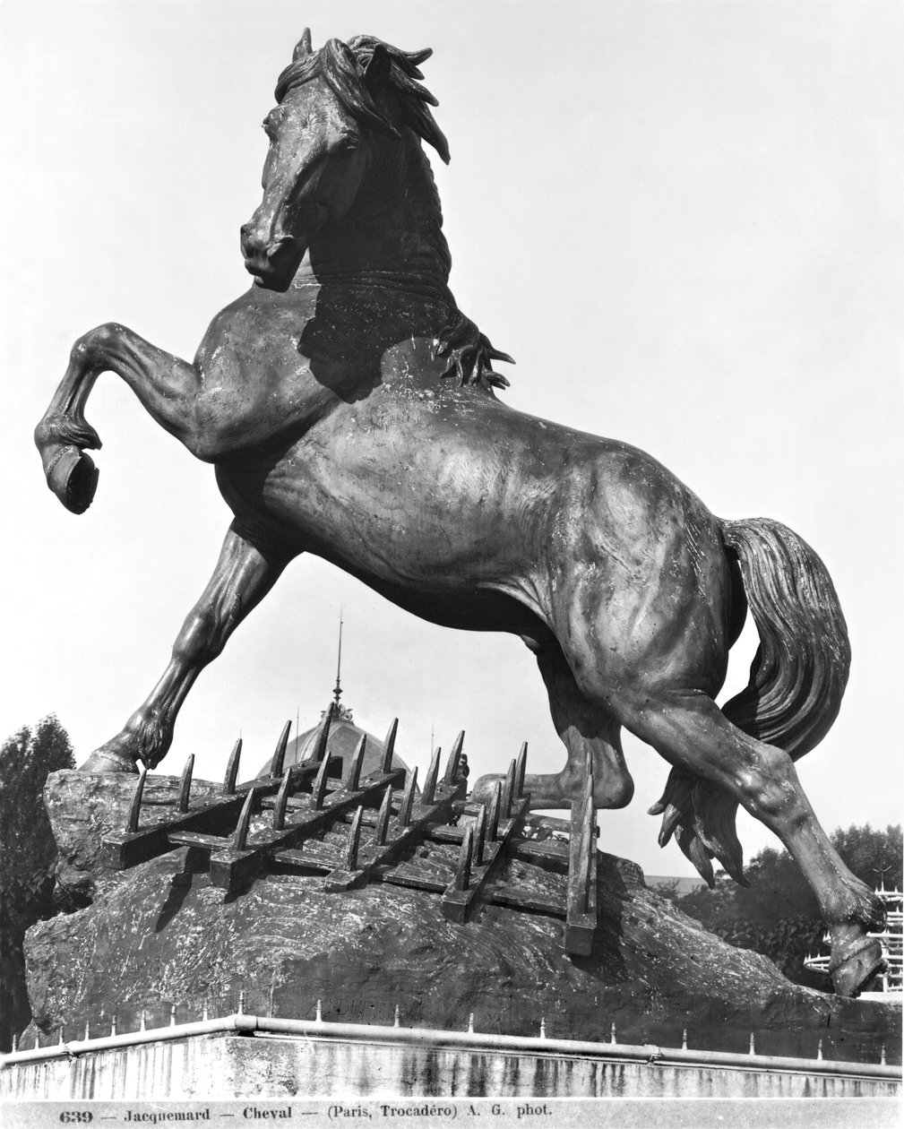 Häst med en harv, framför det första slottet i Trocadero som byggdes för den allmänna utställningen 1878, 1878 (brons) av Pierre Louis Rouillard