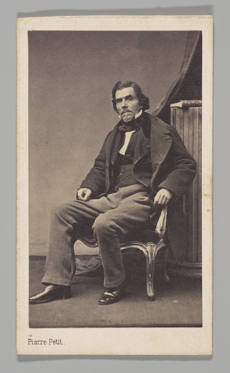 [Studioportätt: Eugène Delacroix sittande på en stol] av Pierre Petit