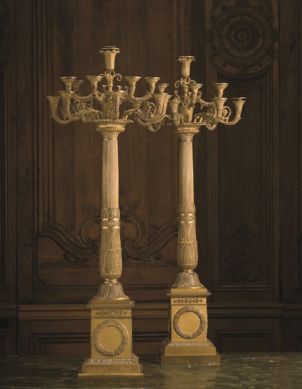 Ett par Empire-kandelabrar med tolv grenar i ormolu, tidigt 1800-tal (förgylld brons) av Pierre Philippe Thomire