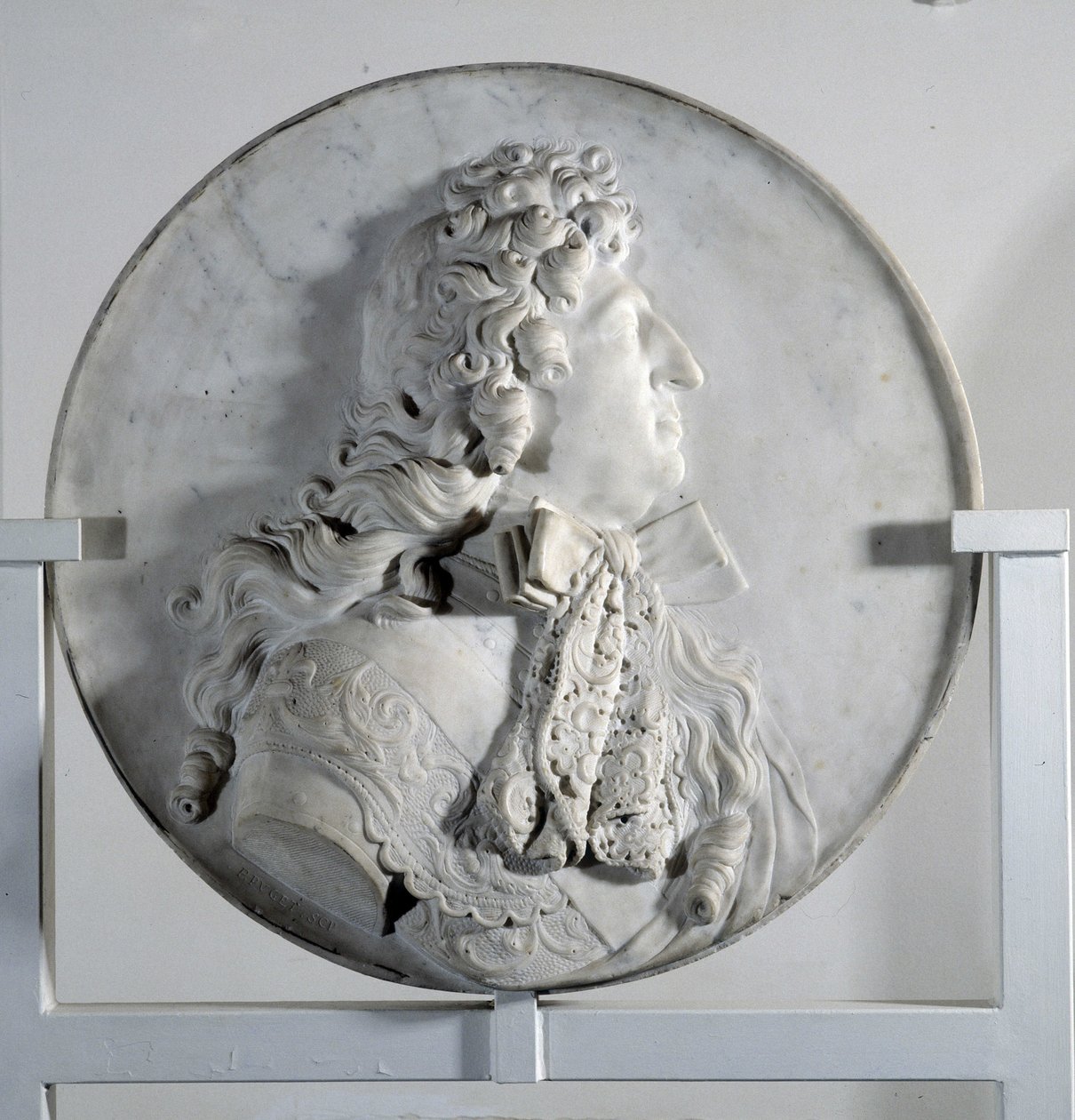 Lågrelief föreställande Ludvig XIV (1638-1715) i medaljong (marmor) av Pierre Puget