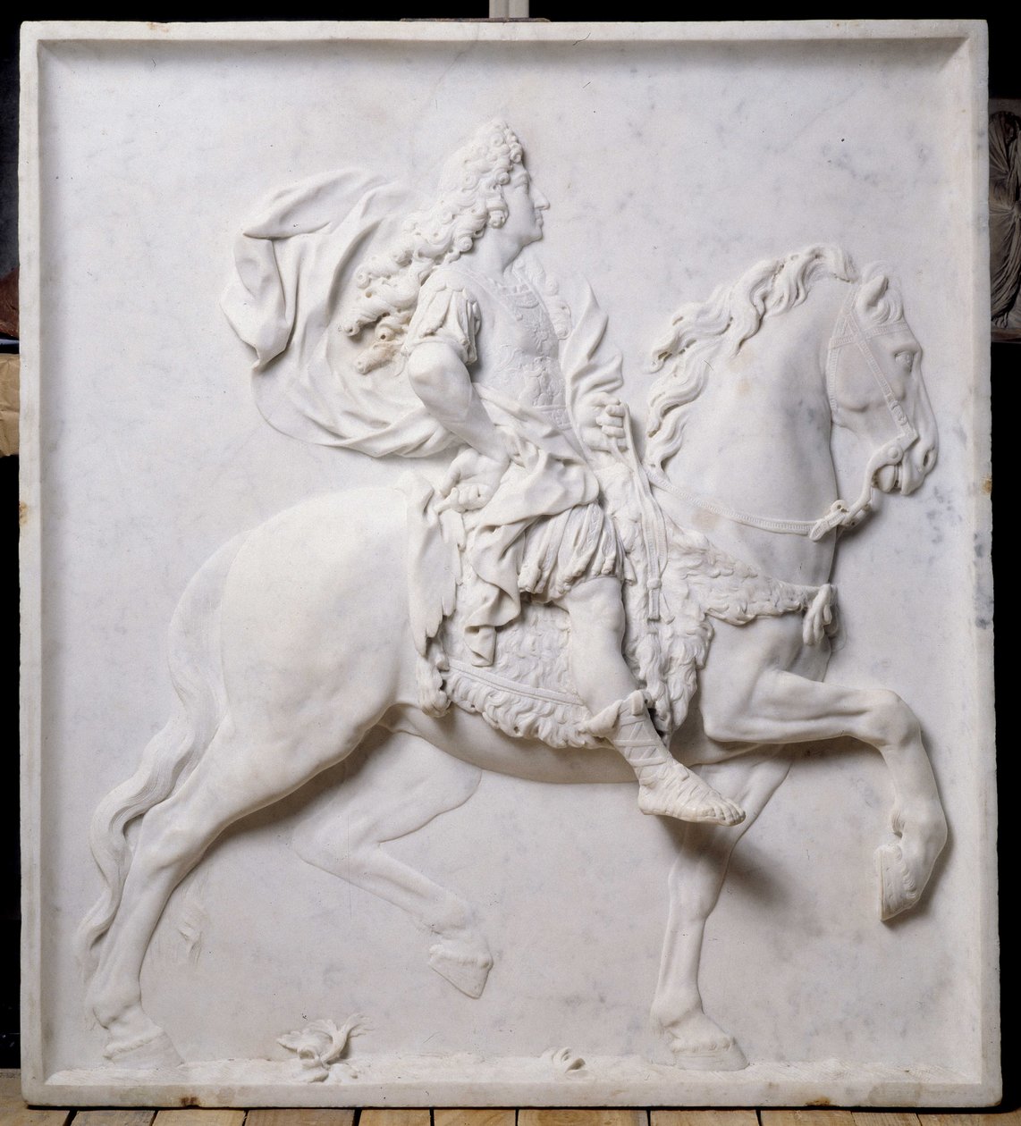 Lågrelief föreställande Ludvig XIV (1638-1715) på häst (skulptur) av Pierre Puget