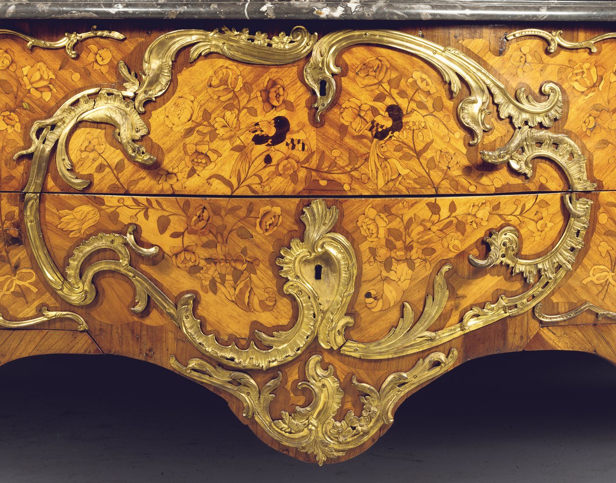 Detalj av en Ludvig XV-kommod, såld av Adrien Delorme (ormolu-monterad tulpanved, amarant, fruktträ och intarsia) (se även 463007) av Pierre Roussel