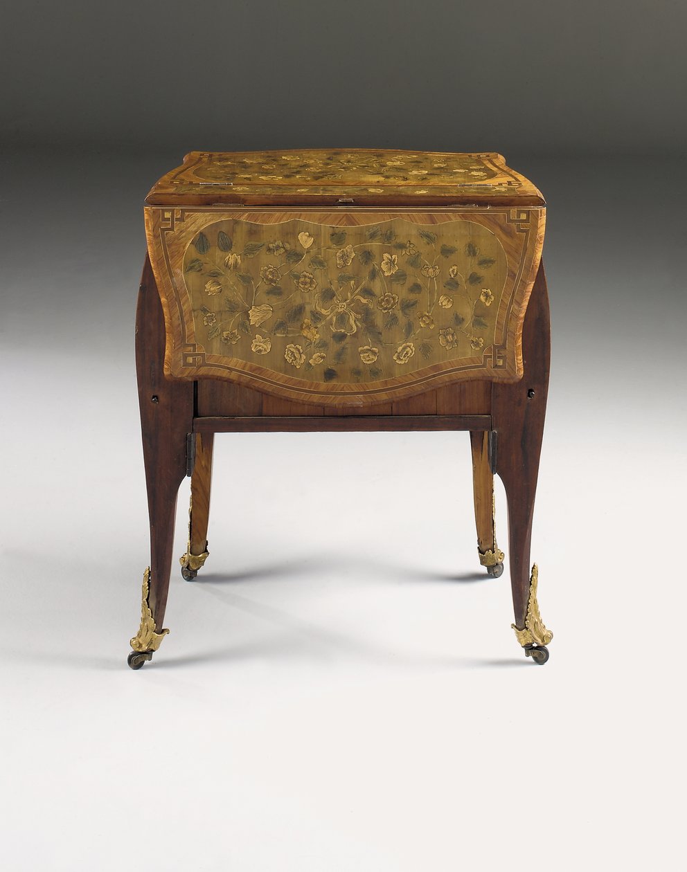Ludvig XV kommod, c.1765-70 (ormolu monterad tulpanved, platan, amaranth & intarsia) (se även 463004, 465390 och 465391) av Pierre Roussel