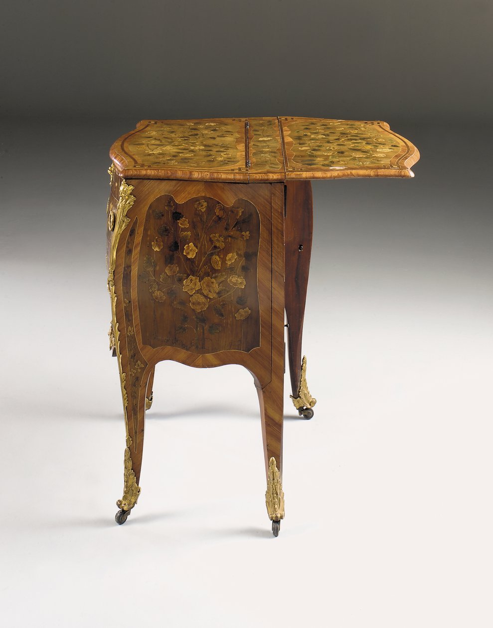 Ludvig XV kommod, ca 1765-70 (ormolu monterad tulpanved, platan, amaranth & intarsia) (se även 463003, 463004 och 465391) av Pierre Roussel