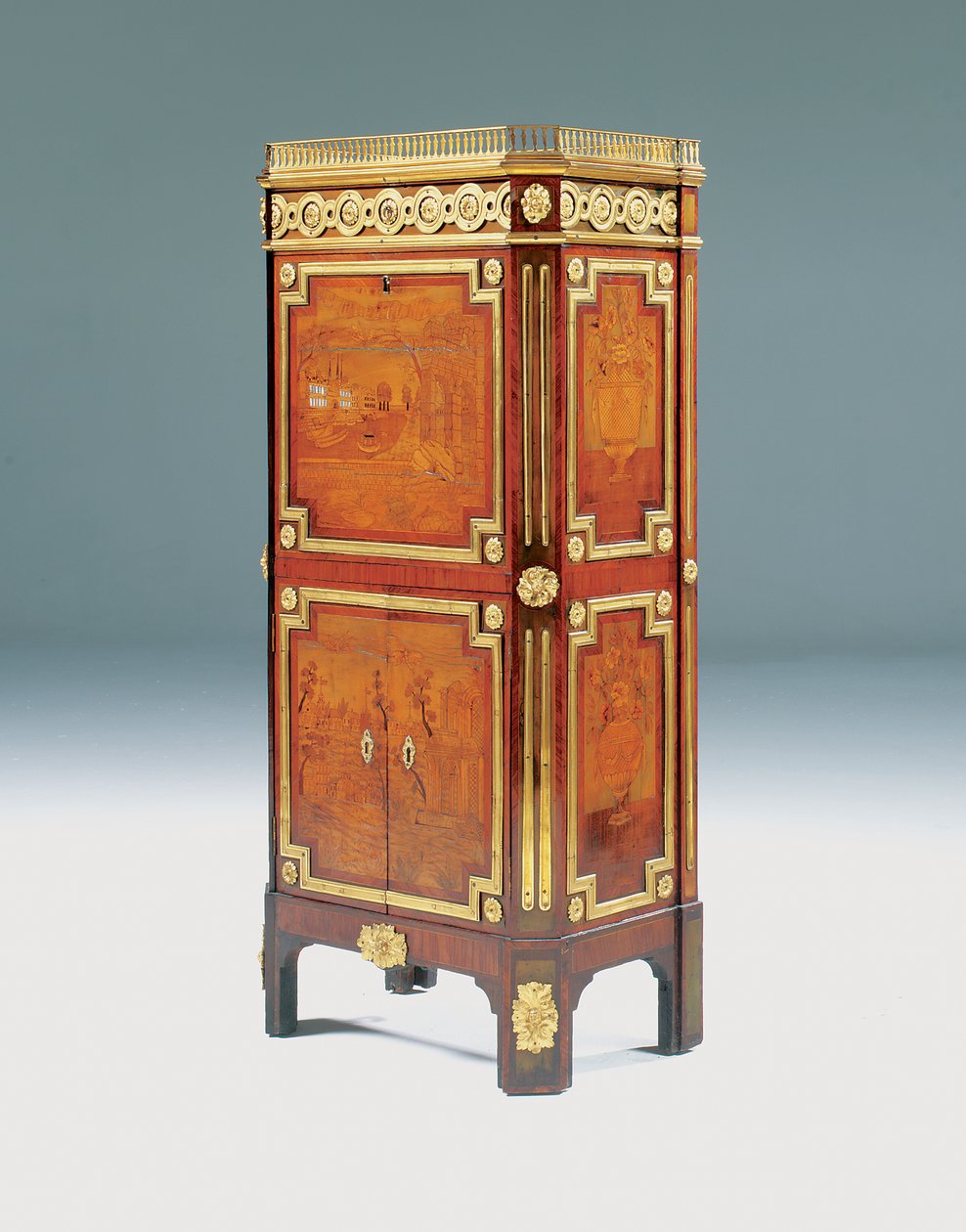 Louis XV secretaire a battant (ormolu monterad kingwood, amaranth & marquetry) av Pierre Roussel