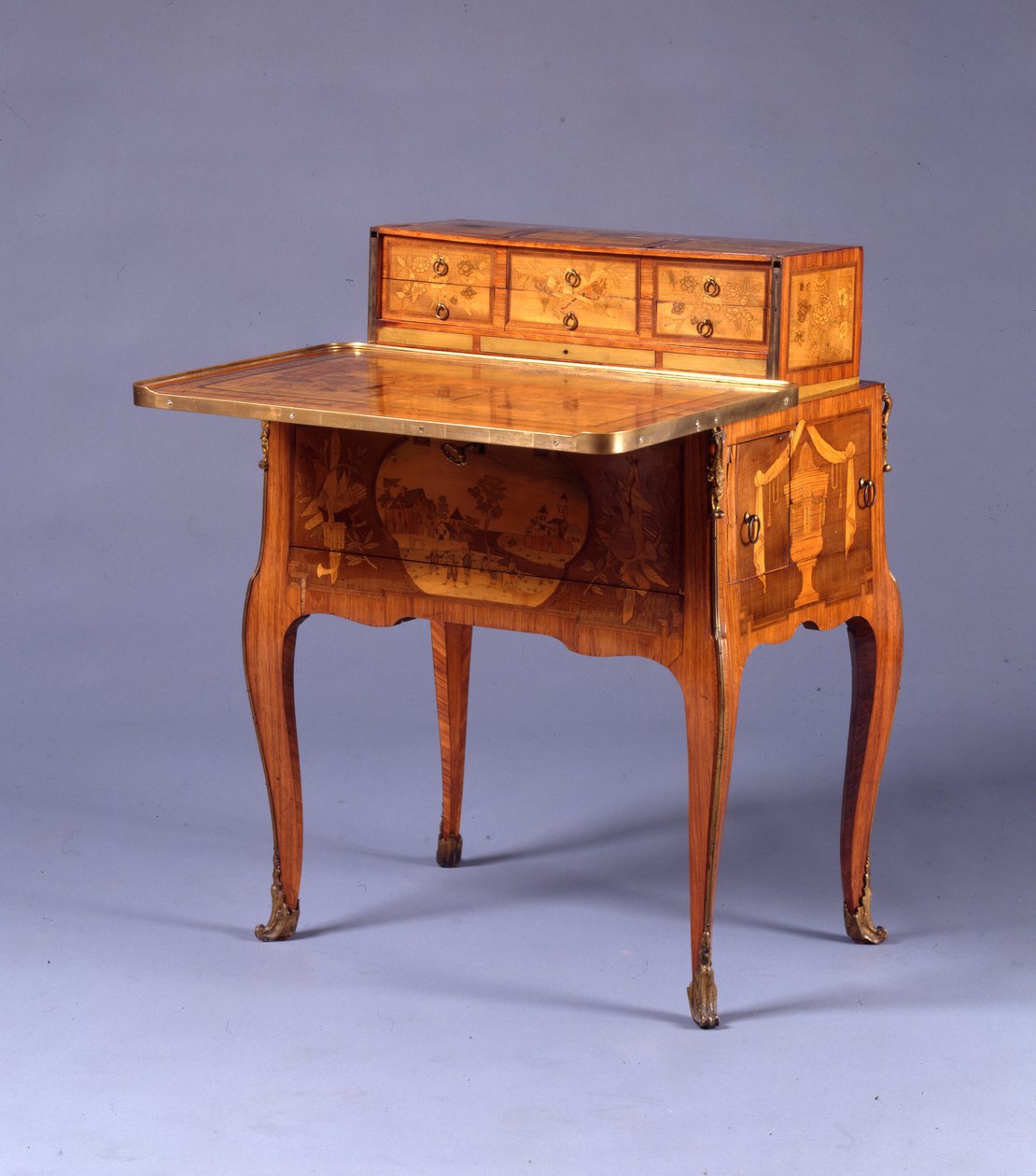 Övergångsbord a la Bourgogne (ormolu-monterad tulpan och intarsia) (se även 463011, 463013 och 463014) av Pierre Roussel