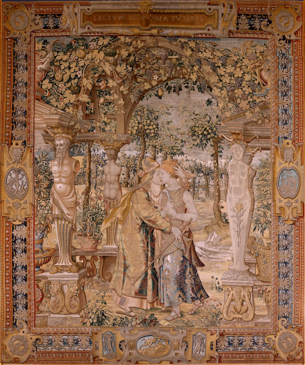 flamländsk gobeläng. Serien Vertumnus och Pomona. Vertumnus kysser Pomona. Sjunde gobeläng i serien. Modellcirkel av Pieter Coecke van Aelst. Tillverkning Wilhelm Pannemaker, Bryssel. Ca 1545-1550. Tyg Guld, silver, siden och ull. Storlek 430 x 365 cm. av Pieter (circle of) Coecke van Aelst