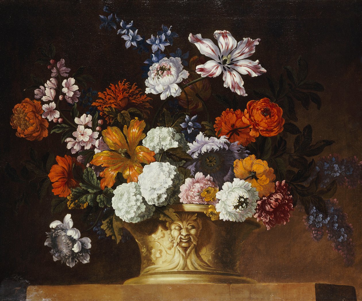 Tulpaner, snöbollar och andra blommor i en skulpterad urna på en avsats av Pieter Casteels