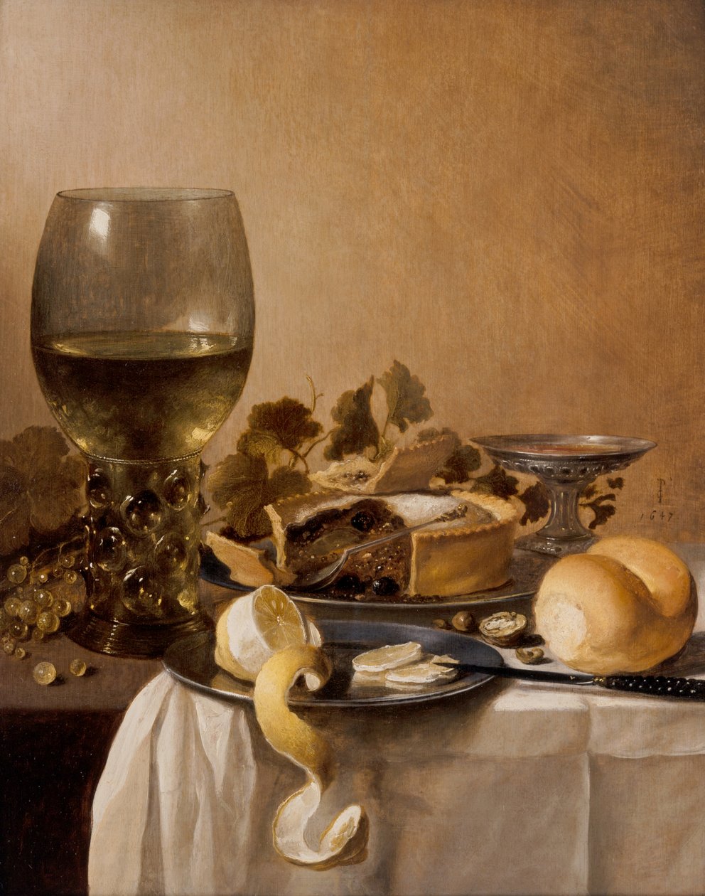 En jätte Roemer, en silvertazza, en paj av Pieter Claesz