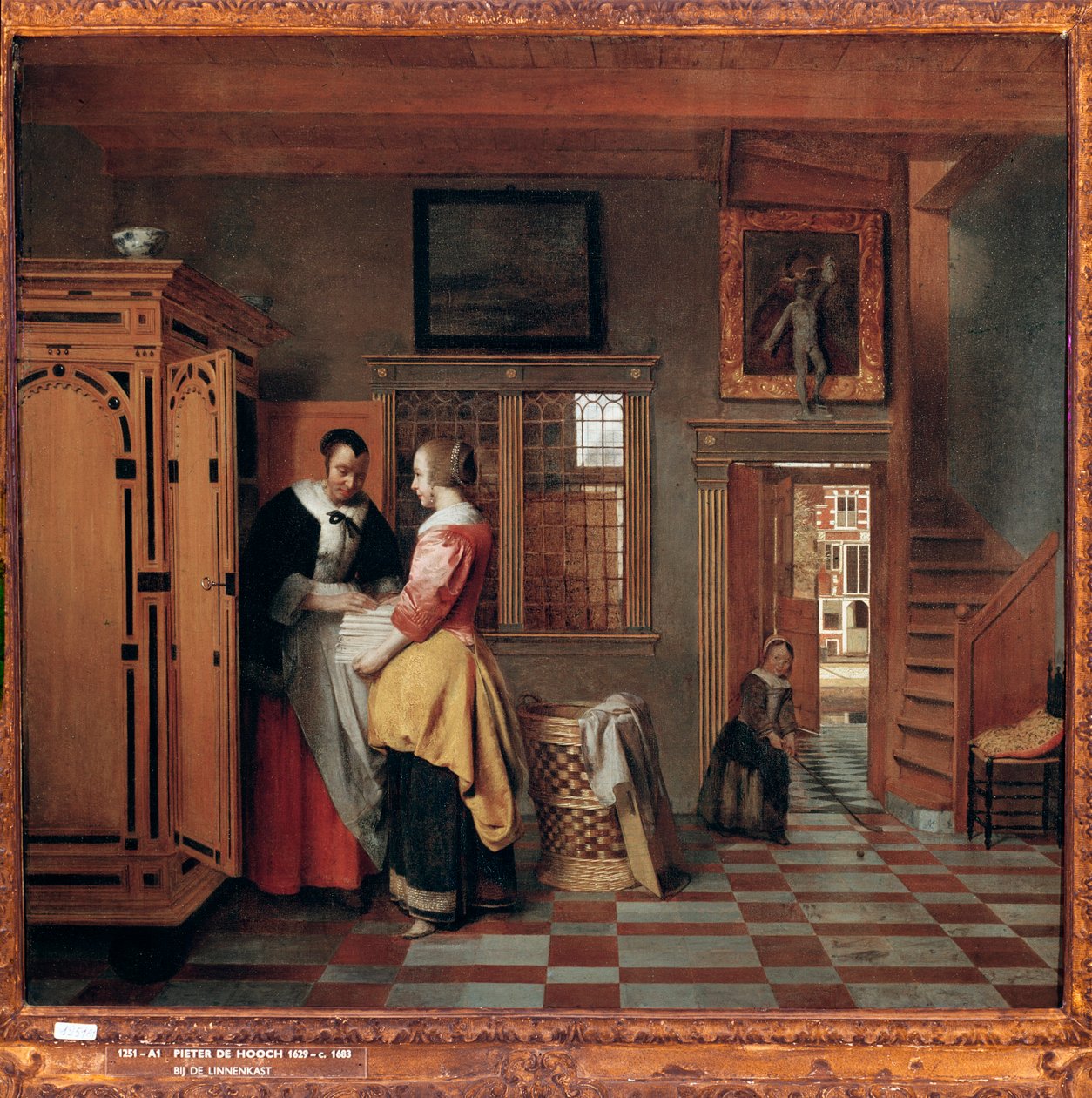 Interiör med kvinnor bredvid en linnekista av Pieter de Hooch