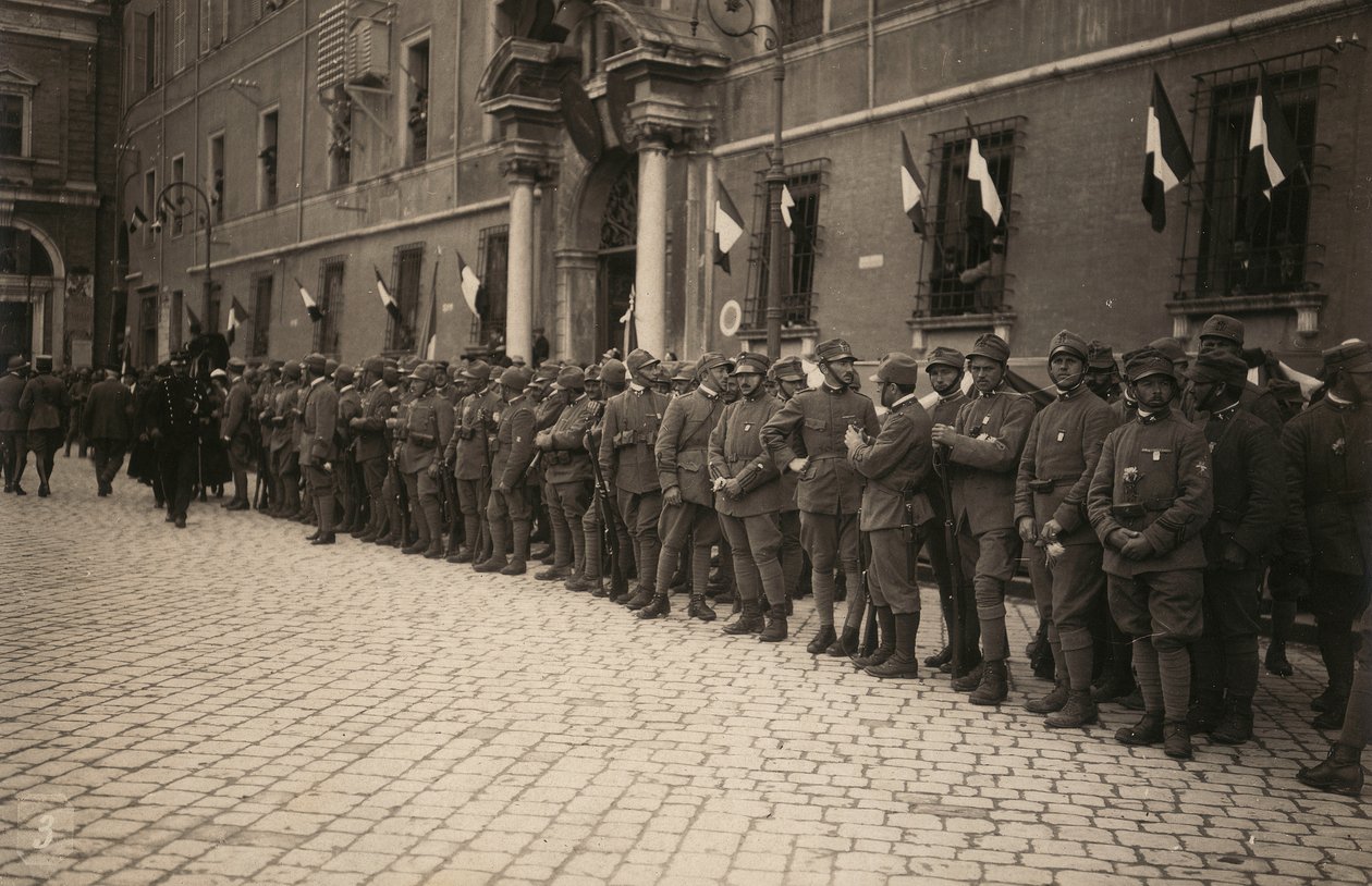 Album "The GM R. Army (första världskriget)": militära trupper på en gata i staden Ravenna festligt dekorerad med tricolor på fönstren (s/v foto) av Pietro Bezzi