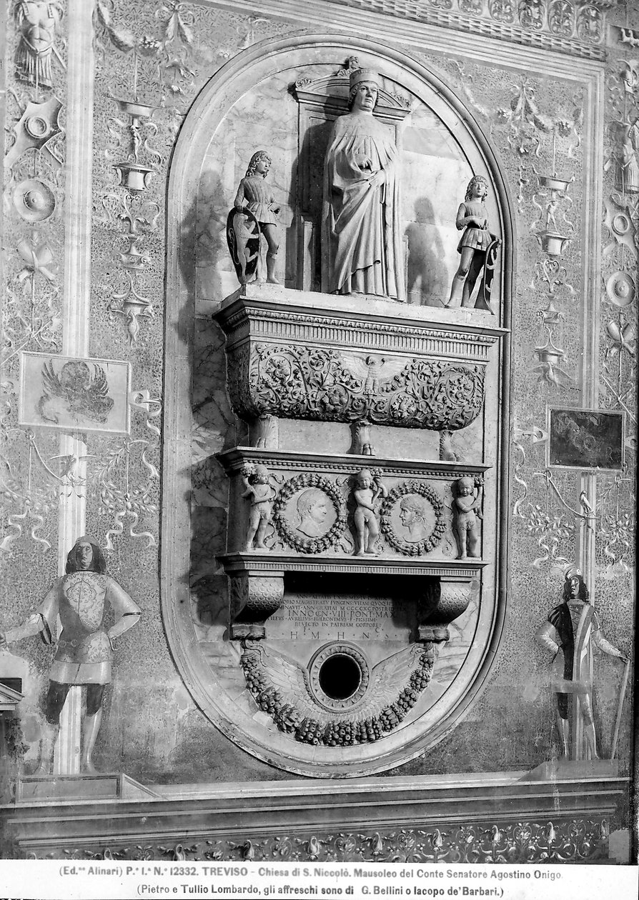 Diagonal vy av greve senator Agostino Onigos mausoleum i kyrkan S. Niccolò i Treviso av Pietro Lombardo