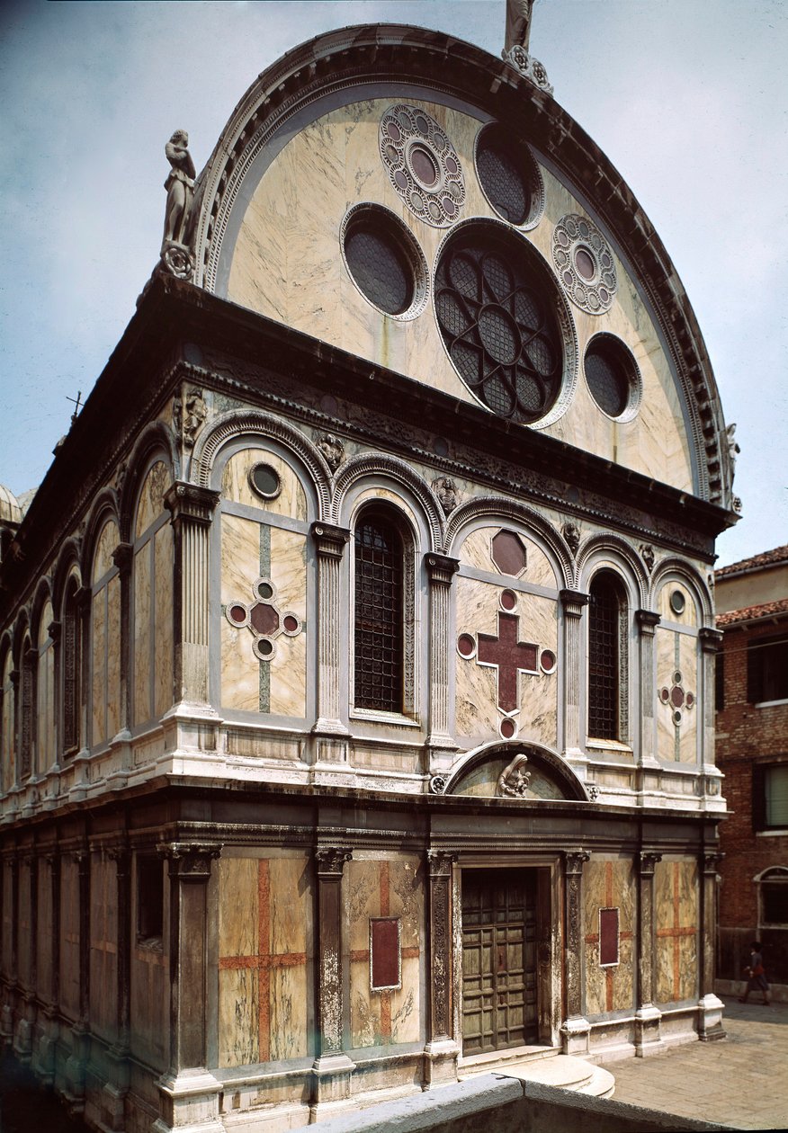 Fasad av kyrkan Santa Maria dei Miracoli (Saint Mary of the Miracles) gjord av Pietro Lombardo (1435-1515) 1481-1489 Venedig, Italien av Pietro Lombardo