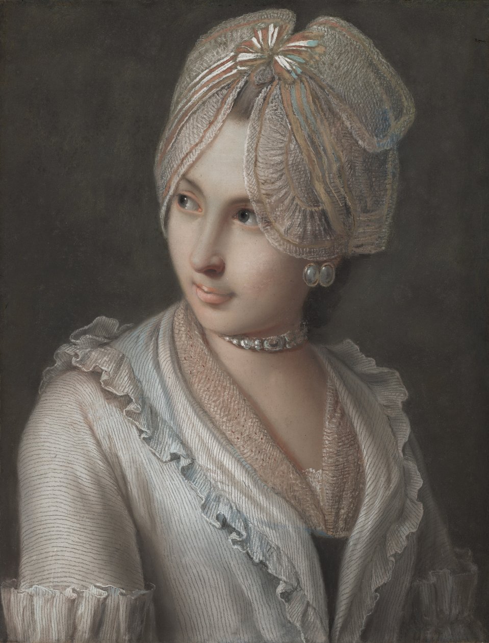 En elegant ung dam med spetsmössa av Pietro Antonio Rotari