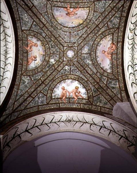 Den halvcirkelformade joniska portiken, detalj av takvalvet dekorerad med putti i en trädgård av Pietro Venale